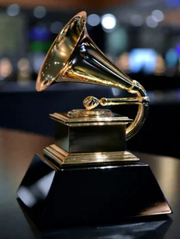 Une statuette dorée des Grammy Awards sur un piédestal noir, l'emblématique tourne-disque plaqué or 24 carats, lors de la cérémonie des récompenses musicales